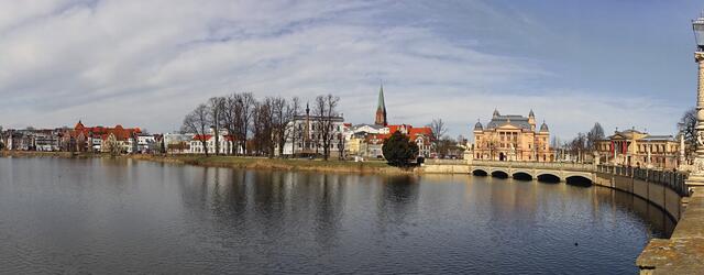 Panoramabild Burgsee: In den 1980er Jahren erhielt die Schlossbrücke ihre  Kandelaber (von Denkmalpflegern mit aufwändig nachgestalteten Sockeln) und auch die Schilderhäuschen zurück. Foto: Helmut Kuzina