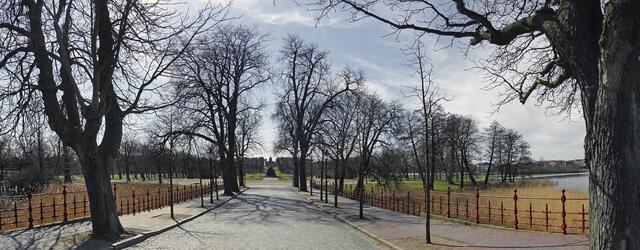 Panoramabild Drehbrücke des Schlosses: Südlich des Schlosses gelangt der Besucher über die Drehbrücke in den Schlossgarten. Foto: Helmut Kuzina