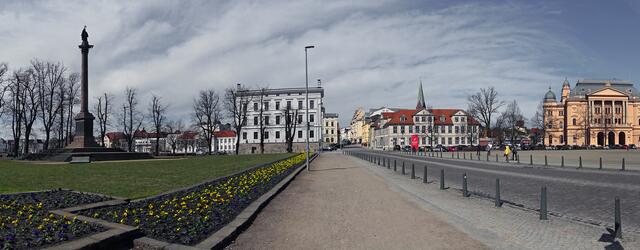 Panoramabild Alter Garten: Der Blick reicht von der Siegessäule über das Kollegiengebäude (Sitz der Regierung) und das Alte Palais bis zum Mecklenburgischen Staatstheater. Foto: Helmut Kuzina