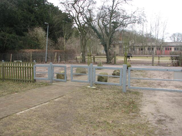 Man hätte ja auch einen zum Jagdschloß passenden Zaun nehmen können...