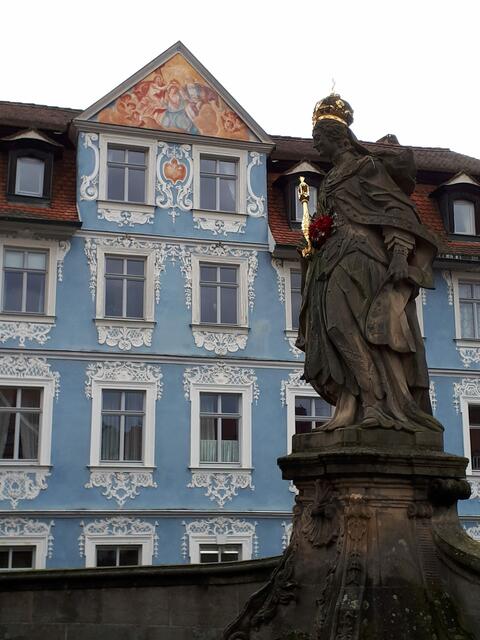 Kunigund-Denkmal und das Blaue Haus an der Unteren Brücke