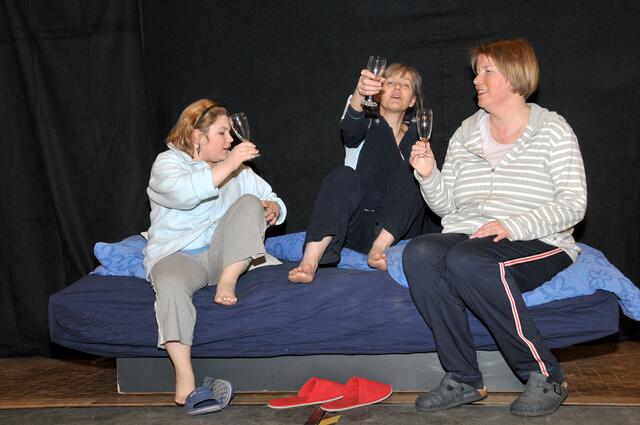 Szenen aus dem Stück: "Bei Hitze ist es wenigstens nicht kalt" des Südstädter Komöd'chens.