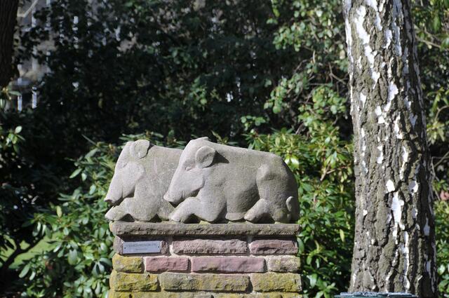 Wildschweine: Auch für Freunde der bildenden Kunst lohnt sich ein Besuch im Stadtpark: unterschiedliche Arbeiten sind hier in einer Art "Open-Air-Ausstellung" zu bewundern.