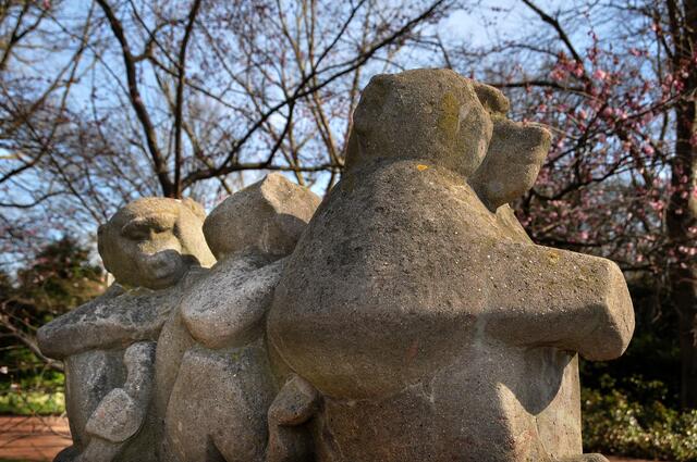 Die drei Affen: Auch für Freunde der bildenden Kunst lohnt sich ein Besuch im Stadtpark: unterschiedliche Arbeiten sind hier in einer Art "Open-Air-Ausstellung" zu bewundern.