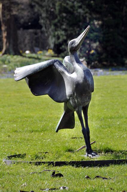 Auch für Freunde der bildenden Kunst lohnt sich ein Besuch im Stadtpark: unterschiedliche Arbeiten sind hie rin einer Art "Open-Air-Ausstellung" zu bewundern.