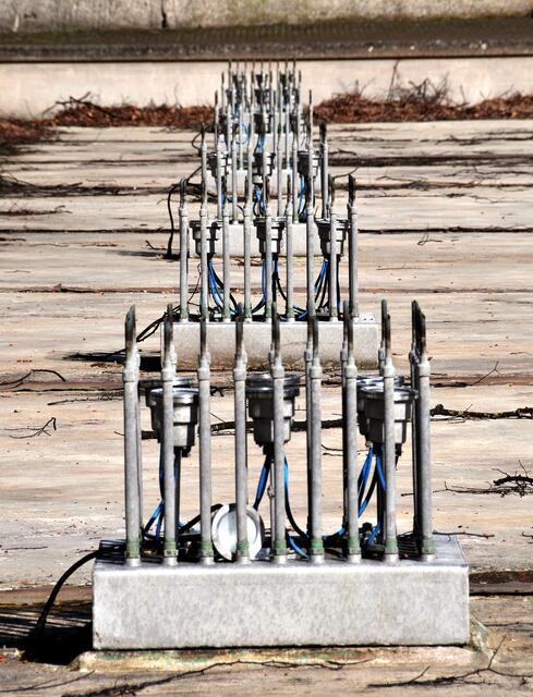 Kein Kunstobjekt: Fontänen im noch trockenen Teich