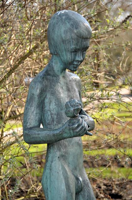 Auch für Freunde der bildenden Kunst lohnt sich ein Besuch im Stadtpark: unterschiedliche Arbeiten sind hier in einer Art "Open-Air-Ausstellung" zu bewundern.