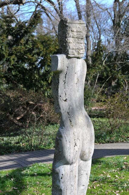 Auch für Freunde der bildenden Kunst lohnt sich ein Besuch im Stadtpark: unterschiedliche Arbeiten sind hie rin einer Art "Open-Air-Ausstellung" zu bewundern.