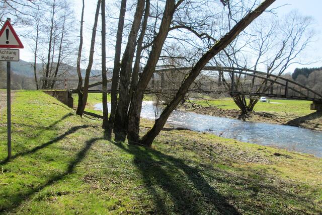 Ein Blick zurück: Sicht nach dem Überqueren der Brücke.