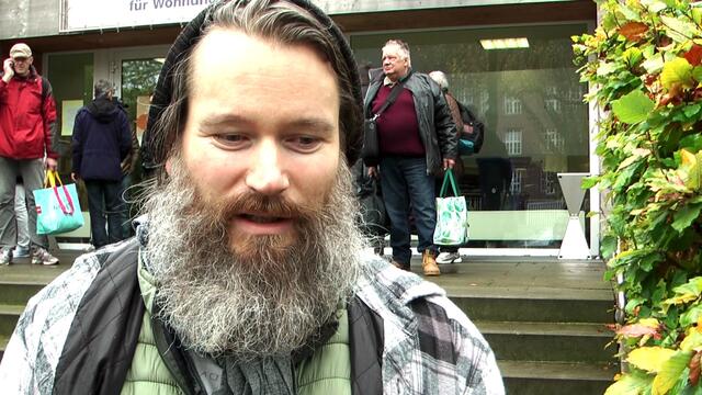 Rückschau auf die bewegendsten Momente der letzten 6 Monate ... https://www.facebook.com/notes/max-bryan/obdachloser-zu-tr%C3%A4nen-ger%C3%BChrt-nachdem-er-doch-noch-einen-container-bekam-/2093768780641026/