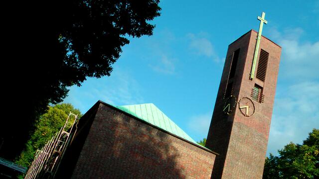 Hamburger Kirchen machen mit - während im letzten Jahr nicht eine einzige Kirche mitmachen wollte, machen in diesem Jahr gleich zwei Hamburger Kirchen mit und stellen Wohncontainer in Kooperation mit unserer Bürgerinitiative auf. Unter anderem die Ansgar-Gemeinde in Hamburg Langenhorn sowie eine weitere evangelische Kirchengemeinde in Hamburg Lokstedt (Petruskirche). https://tinyurl.com/wohncontainer