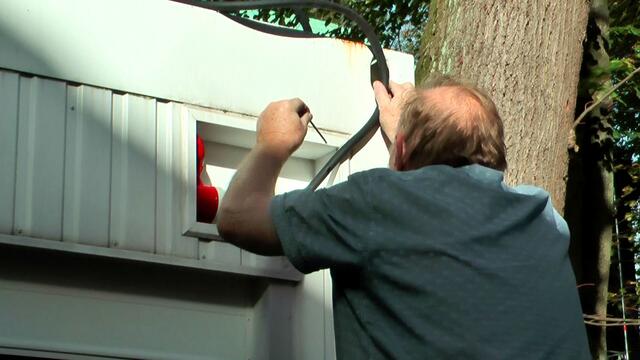 Selbst unser Architekt - der langjährige Berufserfahrung hat - brauchte zwei Anläufe um den Antrag für sogenannte "Fliegende Bauten" durchzubekommen. "Das war ein ganz schöner Akt", doch dann war sie da - die begehrte Baugenehmigung - und es konnte losgehen an unserem 1. Standort - in dem Fall an der Ansgar-Gemeinde in Langenhorn. Hier Uwe Freese beim anschließen des Stroms.  https://tinyurl.com/wohncontainer