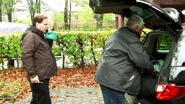 Ein bisschen Laub wegmachen. Bolle hatte gleich ein paar Ideen, schon bei der Anreise, wie er sich nützlich machen könnte. Dem Pastor hat das sehr gefallen. https://tinyurl.com/wohncontainer