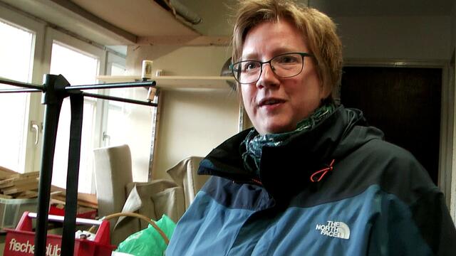 Sonja hat in den Wochen vor dem Einzug schon jede Menge Sachspenden gebunkert. Hier im Keller der Gemeinde ist viel Platz für alles Mögliche und jedes Jahr wird ja auch für den Martinsmarkt gesammelt. https://tinyurl.com/wohncontainer