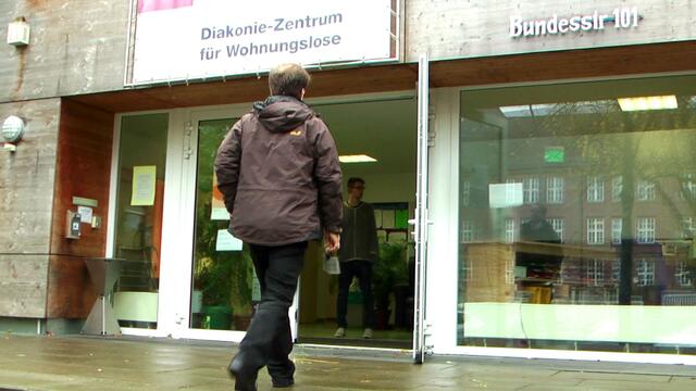 Damals - in 2013 war das System noch anders. Jeder Bedürftige konnte ich eine Nummer ziehen und kam auch dran. Heute kommen nur noch Leute dran, die vorher ausführlich "geprüft" wurden.