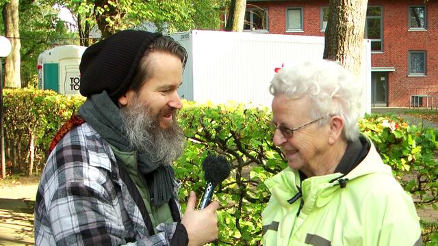 Aktivist & Journalist - eine seltene Kombination - aber sie funktioniert :-) Gespräch mit einem Gemeindemitglied und was sie erwarten, von dem Obdachlosen, der hier am 1. November einzieht - wollte ich wissen. "Dass er sich wohlfühlt hier und vielleicht auch mit anpackt, wenn Not am Mann ist", erklärte mir die nette Dame dann und erwähnte, dass die Gemeinde sonst auch sehr sozial im Umgang mit den Menschen in Not ist. https://tinyurl.com/wohncontainer