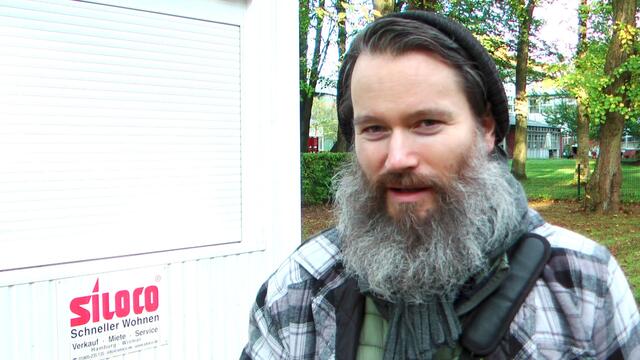 \\\ Der Container steht ///

Steht der Container dann erst einmal, bleibt die nächste - nicht minder schwierige Aufgabe zu lösen - einen geeigneten Bewohner für den Container zu finden, denn unser Programm ist speziell älteren Obdachlosen 55+ vorbehalten.  https://tinyurl.com/wohncontainer