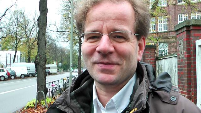 Pastor Tobias Götting von der Langenhorner Ansgar-Gemeinde hat ein Herz für Hamburger Obdachlose. "Auch diesen Menschen muss geholfen werden" - stimmt der Pastor im Interview am 1.11.2017 uns zu.