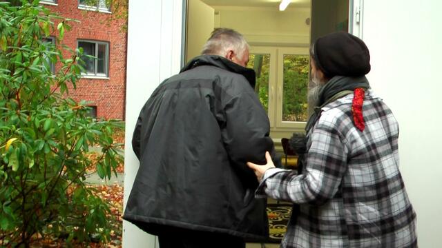 Einzug des damals 64-jährigen Deutsch-Polen Boleslav "Bolle" Hauptmann am 1.11.2017 im Wohncontainer an der Langenhorner Chaussee 266. https://tinyurl.com/wohncontainer