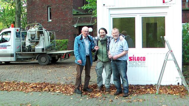 Unterschied zur Stadt
 
In der Regel können Kirchengemeinden sich auch dem städtischen System anschließen. Jedes Jahr verschickt die BASFI Werbeschreiben zur Aufstellung von Wohncontainern an die Gemeinden, doch mehr als die Aufstellung des Containers wird seitens der Stadt nicht geleistet. https://tinyurl.com/wohncontainer