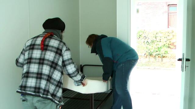 Schöner Wohnen

Unsere Inventarliste, die wir vorschlagsweise an die Gemeinde verschickt hatten, wurde bis zum letzten Punkt abgearbeitet. Bett, Tisch, Stuhl, Spind, Kühlschrank und Heizung sind standardmäßig in der Anlieferung mit enthalten. Alles Andere muss rangeschafft werden.  https://tinyurl.com/wohncontainer