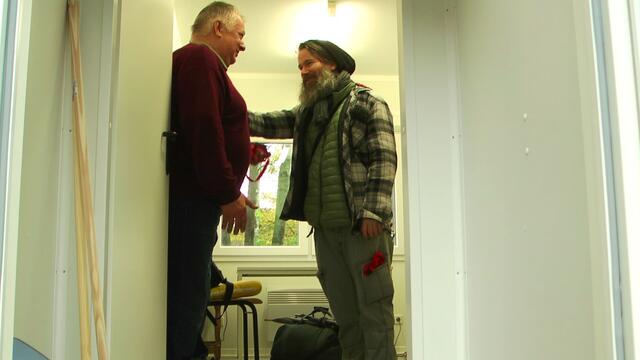 \\\ Bolle sehr dankbar /// "Bolle", wie wir Ihn dann nannten, ist eine dankbare Seele und hat sich sehr über seine neue Bleibe gefreut und musste gleich mal weinen vor Glück. "Ich bin jetzt 64 Jahre, aber so viel Gutes auf einmal habe ich nie erlebt", sagte Bolle an diesem Tag und es sei ihm gegönnt.  https://tinyurl.com/wohncontainer