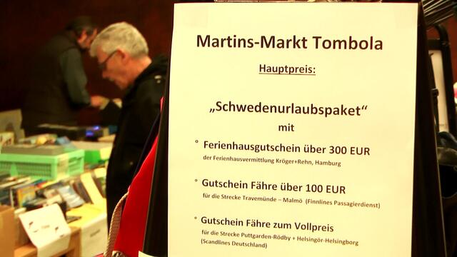 Martinsmarkt vom 12. November 2017. Eine Tombola gab es und von den Einnahmen finanzierte die Gemeinde dann ihre Teilnahme an verschiedenen sozialen Projekten. U.a. "Nico´s Farm". https://tinyurl.com/wohncontainer