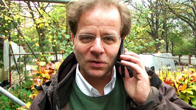 Das Vergabeverfahren hat sich inzwischen geändert. Eingangs hatte ich schon etwas dazu geschrieben. Hier der Pastor beim Telefonieren mit der Gemeinde - denn wir hatten tatsächlich dann Jemanden auch gefunden, der leer ausging an diesem Tag. https://tinyurl.com/wohncontainer