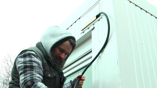 Wer selbst auch mal so einen Wohncontainer für Obdachlose bei sich aufstellen möchte, kann sich gerne bei uns melden. Inzwischen haben wir beste Kontakte zu Architekten und Bauämtern und stehen gerne auch für weitere Projekte beratend und operativ zur Seite. https://tinyurl.com/wohncontainer