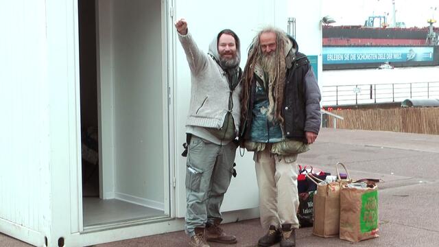 Mit ihm hatte alles mal begonnen - damals im Dezember 2016 (Foto: Max Bryan Diary) +++ Beispiel Klaus (62): Die Unterbringung im städtischen Winternotprogramm ist für Klaus schwierig, da er nicht mehr so gut gehen kann und Begleitung im Alltag benötigt. Das städtische Winternotprogramm bietet eine Begleitung aber nicht an und schließt zudem tagsüber auch (tägliches rein und raus - für ältere Menschen eine Tortur). Hier der Faktencheck: --> https://www.hinzundkunzt.de/faktencheck-winternotprogramm/