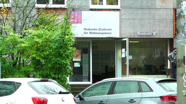 Menschen, die es schwerer haben als jeder Andere den Winter zu überstehen, weil sie vielleicht auch nicht mehr so gut zu Fuß sind und das ständige rein und raus jeden Morgen und das Pendeln vom städtischen Winternotprogramm in die Tagesaufenthaltsstätte und zurück nicht mehr so gut verkraften. https://tinyurl.com/wohncontainer