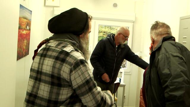 So ein Container hat alles was man zum Leben braucht. Tisch, Stuhl, Spind, Bett, Heizung - sogar ein Kühlschrank plus Wasserkocher ist mit dabei und alles andere haben die fleißigen Helfer von der Gemeinde dann noch rangeschafft.  https://tinyurl.com/wohncontainer