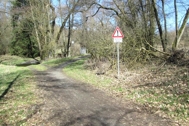 Weiter geht der Weg zur Furt in Richtung Auhammer und Battenberg. Hier befindet sich eine weitere kleine Brücke.