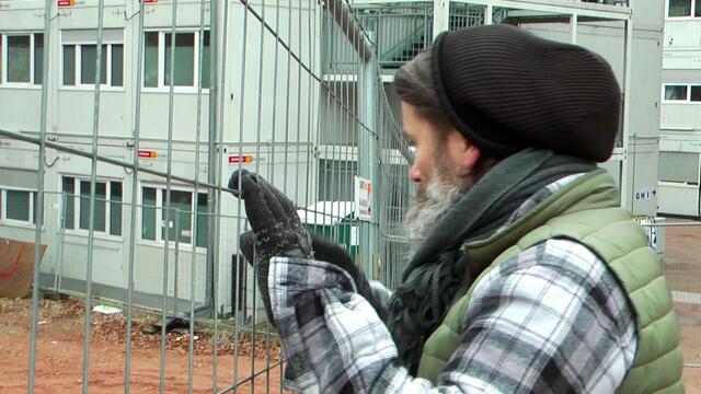 Es ist kein Geheimnis, dass die städtischen Wohncontainer nicht für Jedermann geeignet sind. Leute mit Ängsten, Phobien, Transgender – ältere Menschen – kranke Menschen, halten es dort kaum aus. Probleme durch Gewalt, Drogen, Alkohol, Diebstahl und Anfeindungen aller Art sind in den Massenunterkünften an der Tagesordnung und wohl kaum einer schläft dort gerne. https://tinyurl.com/wohncontainer