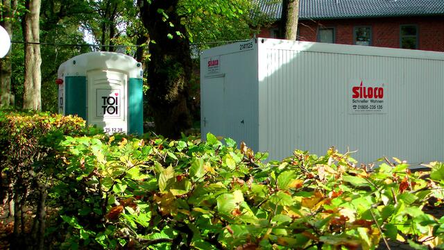 Die komplette Betreuung der Container-Bewohner muss allein die Kirche übernehmen und nicht jeder hat die Ressourcen dafür. Auch da setzen wir an und bewerkstelligen die meist aufwendige Betreung der Container-Bewohner gleich mit. Mit mehr als 2000 Mitgliedern ist unsere Facebook-Gruppe die inzwischen Größte dieser Art in Hamburg.

www.hamburger-obdachlose.de