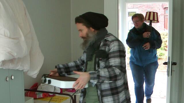 Kocher und Stehlampe zum Beispiel. Denn die Standard-Beleuchtung im Container ist eher "grell" statt gemütlich.