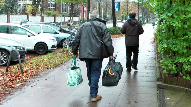 Viele Menschen in Deutschland können sich keine Wohnung leisten. Bolle ist einer von rund 2000 Obdachlosen in Hamburg und ging leer aus bei der Suche nach einer sicheren Bleibe. Dank vieler Menschen mit Herz hatte Bolle dann die Möglichkeit in einem beheizten Wohncontainer warm und trocken zu überwintern. Hier sein Video vom Geburtstag - Monate nach dem Einzug ...
https://www.youtube.com/watch?v=_j1K3e6Q_mI&list=UUWbqAhkZlc-5P2_rEJtcXkg&index=14