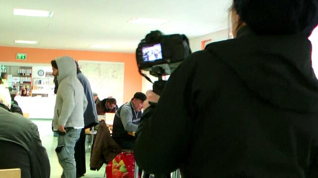 Bolle blieb zurück - Betretene Gesichter unter den Betroffenen und wir sprechen einen der Herren an, wie es für ihn denn nun weiterginge. Boleslav (damals 64) hatte alles dabei, was er besitzt. Eine Tasche, ein paar Habseligkeiten, viel mehr ist ihm nicht geblieben, nachdem seine Ehe in die Brüche ging und sein sozialer Abstieg begann.