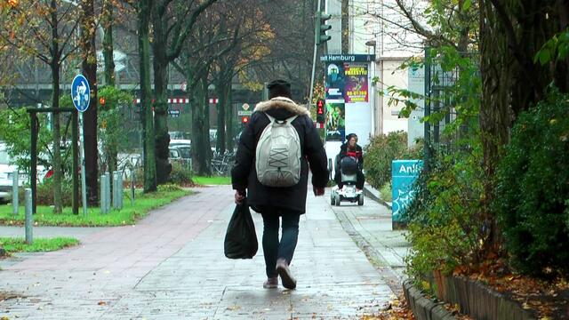 Abgelehnt - weil er zu wenig deutsch spricht - der Obdachlose Janusz aus Polen. Ihm bleibt nur die Massenunterkunft am Scharsteinweg oder in der Friesenstrasse, doch dorthin will er nicht - lieber schläft er draußen - sagt Janusz am 1.11.2017. https://tinyurl.com/wohncontainer