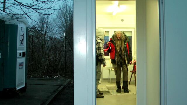 Der Obdachlose Klaus beim Einzug im Wohncontainer 2018 https://tinyurl.com/wohncontainer