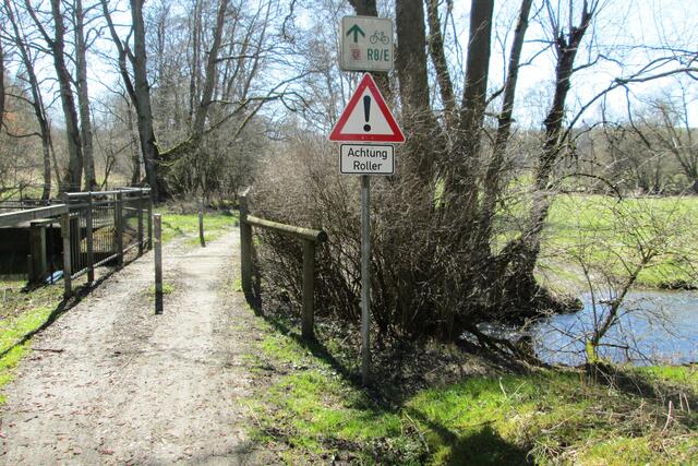 Und das Schild aus Richtung Battenberg haben "Spaßvögel" ebenfalls verändert.