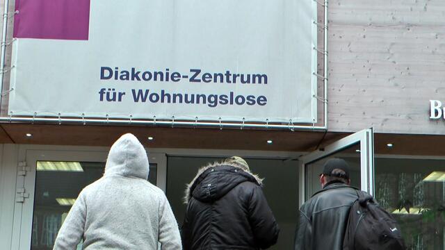 Umstrittenes Vergabeverfahren Von "Ausgrenzung" und "Ungerechtigkeit" ist die Rede. Die Diakonie entgegnet, dass es „Einschränkungen" geben "kann", wenn extreme Sucht oder Gewaltprobleme vorhanden sind und auch, wenn eine Verständigung mit den ehrenamtlichen Helfern mangels Sprachkenntnissen nicht möglich ist.