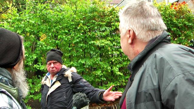 In Hamburg leben mehr als 2000 Menschen auf der Straße. Unter den Betroffenen ist auch Janusz, "Bolle´s" Freund, den wir Monate später an Bolle´s Geburtstag auch wieder trafen. https://www.youtube.com/watch?v=_j1K3e6Q_mI&list=UUWbqAhkZlc-5P2_rEJtcXkg&index=14