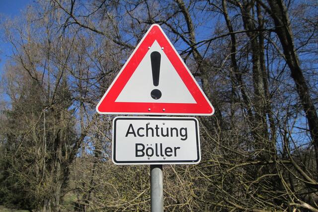 Doch das Hinweisschild warnt statt vor einem "Poller" vor völlig anderen Gefahren: "Achtung Böller"!