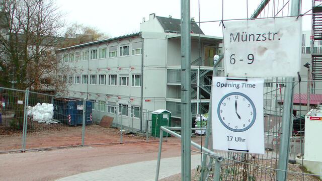 Inzwischen gibts nicht mehr - den Standort an der Münzsstrasse - hier eine Aufnahme aus 2016 (Foto: Max Bryan Diary) +++ Angebot der Stadt nicht ausreichend +++ Jedes Jahr stellt die Stadt Wohncontainer im regulären Winternotprogramm zur Verfügung, die aber nur ein Erfrierungsschutz für die Nacht sein sollen. Das bedeutet, jeden Morgen müssen die Leute wieder raus und vor die Tür, um sich einen Tagesaufenthalt zu suchen.