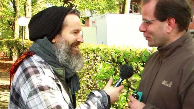 Hat sich gefreut - Pastor Tobias Götting im Interview am 27.10.2017 - dem Tag der Aufstellung unseres Containers an der Ansgar-Gemeinde in Hamburg Langenhorn. https://tinyurl.com/wohncontainer