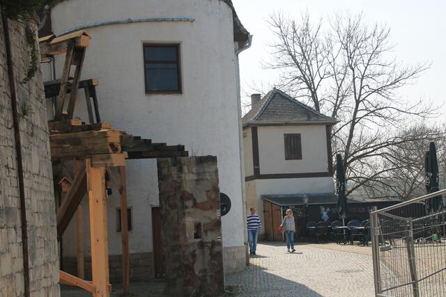 Vom Feldgestänge ist nichts mehr zu sehen - zumindest von dem Teil, das über die Straße hinweg ging. Eigentlich müsste ich die Zeit nutzen, um mir Möbel liefern zu lassen - danach gehts ja wieder nicht mehr. ;-)))