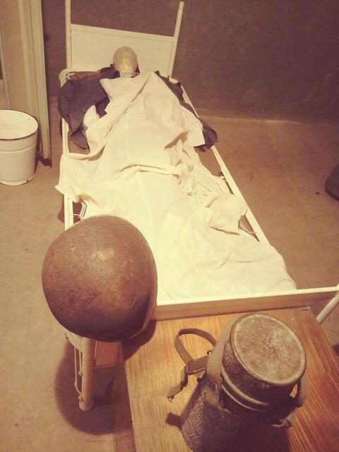 Im Reichsbahnbunker Nippes   ARZTZIMMER