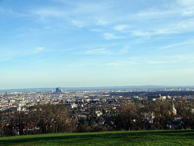 Blick auf Wien vom vorfrühlingshaften Wilhelminenberg