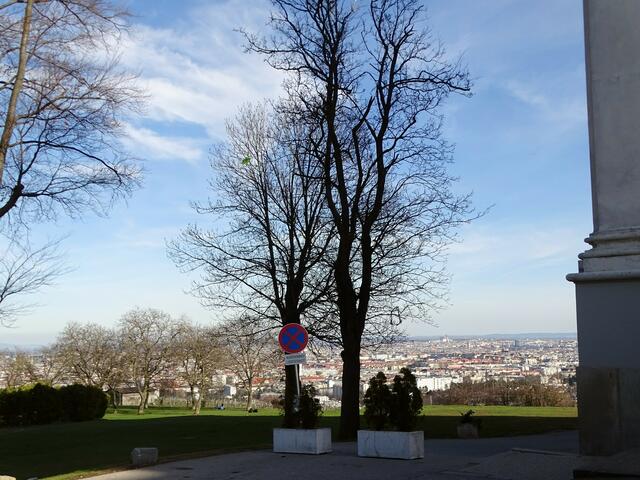 Blick auf Wien vom vorfrühlingshaften Wilhelminenberg